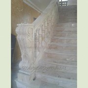 Лестница мраморная с балясинами, перилами из натурального камня и резьбой. Материал: Капучино (Турция)