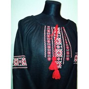 Женская туника вышиванка на черном льне “Цветочная“ фотография