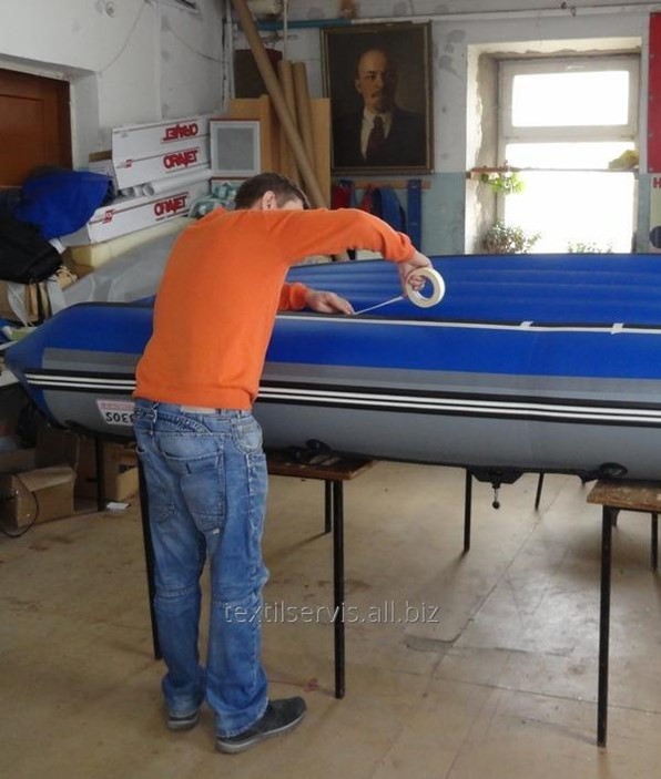 Утро лето лодка прогресс на волге. Ремонт лодки тверь. Ремкомплект для пвх лодок. Замена киля на лодке пвх. Ремонт лодки тверь.