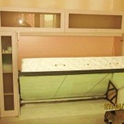 Подъемная кровать с антресолями и шкафами фотография