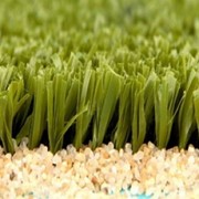 Полузасыпная искусственная трава фотография
