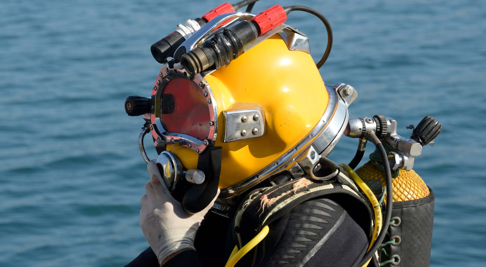 Газ для дыхания водолазов. Водолазный шлем. Шлем для глубоководного погружения. Шлем водолаза. Водолазные шлемы для подводной сварки.