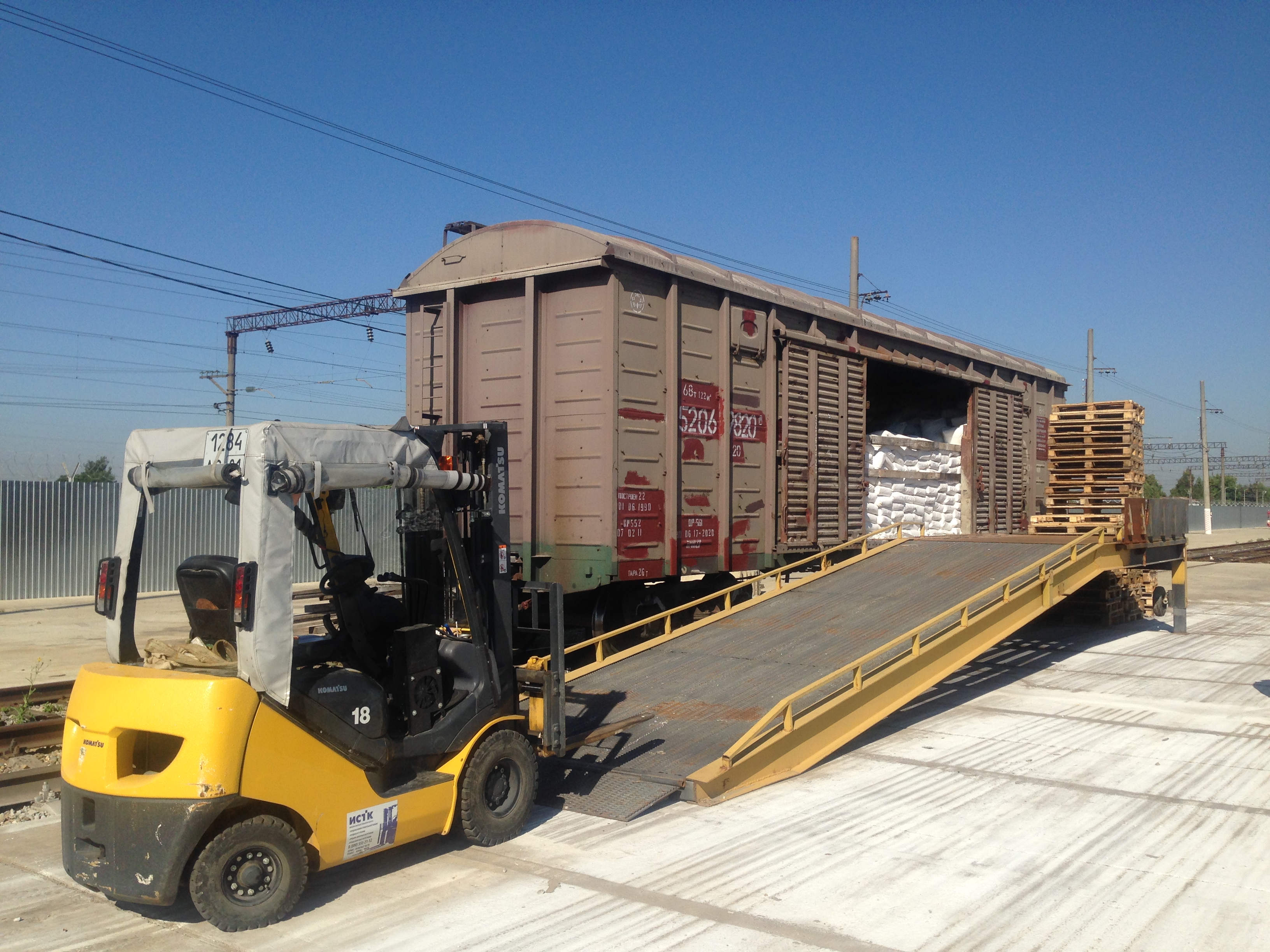 сборные перевозки. погрузка фуры. погрузо разгрузочные работы при автомобильных перевозках. разгрузка автомобиля. погрузочно-разгрузочное оборудование.