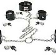 Набор для фиксации: наручники, оковы и ошейник, соединённые цепями и кольцами фотография
