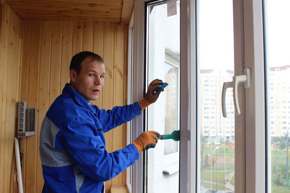 монтажник пластиковых окон. установка пластиковых окон иркутске. установка пластиковых окон иркутске. рехау монтажник. монтаж металлопластиковых окон.
