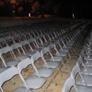 Аренда прочных стульев для массовых мероприятий и любых погодных условий фото