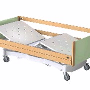 Кровать медицинская функциональная трехсекционная КМФТ140-«МСК» электрическая, со стальным ложем, спинками и ограждениями из дерева (код МСК-6140) фото
