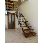 Лестница для дома на нержавеющем каркасе с деревяными ступенями фото