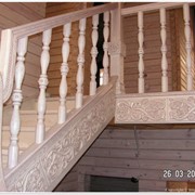 Деревянная лестница с элементами резьбы (003) фото