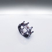 Серебряное кольцо “Черная корона“ с красным цирконом от WickerRing фотография