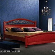 Кровать двуспальная из натурального дерева, с элементами ковки и низкой спинкой Вилия фото