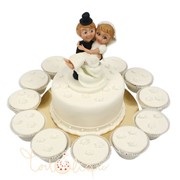 Свадебный торт с десертами и фигурками №535 фотография