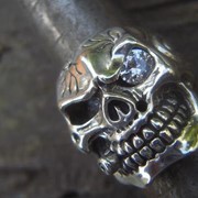 Серебряное кольцо “Skull smoker“ с цирконом от WickerRing фотография