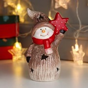 Сувенир керамика свет 'Снеговик, бежевый кафтан и колпак, красная звезда' 15,5х6х9 см фотография
