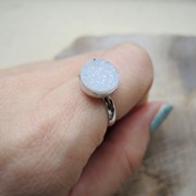 Серебряное кольцо с белыми друзами от WickerRing фото