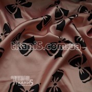 Ткань Атлас бантики персиково-черные (50-70 мм) 4449