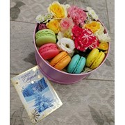 Коробка с цветами и макаронами фото