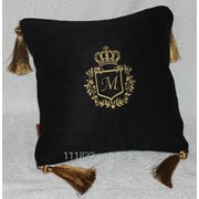 Подушка с короной с монограммой заказчика с кистями фото