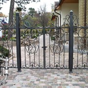 Вход в ресторан. Ворота с монограммой фирмы. фото