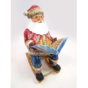 Санта Клаус - расписная статуэтка ручной работы из дерева. Santa Klaus - the painted statuette of manual work from the tree. фото