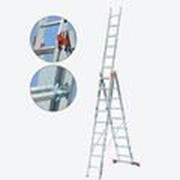 Универсальная алюминиевая трехсекционная лестница 3х8 ступеней Tribilo KRAUSE 121301 фотография