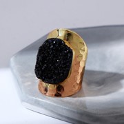 Кольцо безразмерное 'Пренит друза', цвет чёрный в золоте фотография