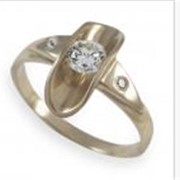 Золотое кольцо Au 585° пробы со вставками из драгоценных, полудрагоценных и синтетических камней фото