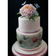 Свадебный торт с пионом и бабочками фото