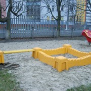 Детская песочница и скамейка фото