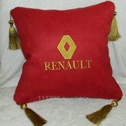 Подушка красная Renault вышивка кисти золото фото