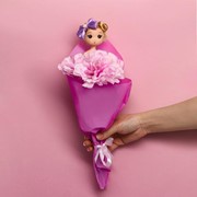 Букет с игрушкой «Кукла Элли» фотография