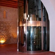 Лифты панорамные с прозрачными кабинами фотография