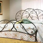 Кованая кровать с полукруглыми быльцами фото