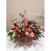 Букет из фруктов и цветов в корзине фото
