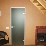 Стеклянная дверь в алюминиевой коробке фото