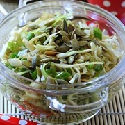 Салат из капусты с тыквенными семечками. Рецепт. фото