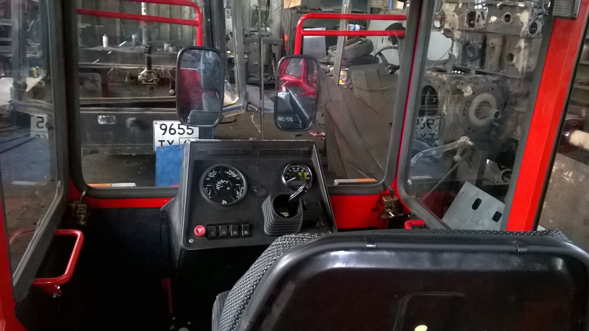 Вид из кабины трактора МТЗ 82