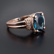 Кольцо золотое с голубым топазом Артикул: К108 фото