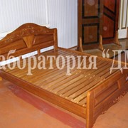 Кровать из натурального дерева "Амуры", резьба по дереву