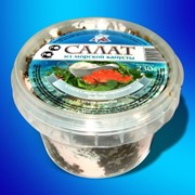 Салат из морской капусты в соусе с икрой имитированной рыбной фотография