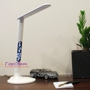 Настольная светодиодная лампа с часами и сенсорным управлением удобна для школьника и сотрудника офиса. фото