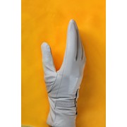 Кожаные осенние перчатки белые фото
