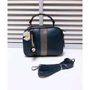 Женская сумка-коробочка со скругленными углами с брошкой-ромашкой и широкой полосой из страз из эко кожи 22 х фотография