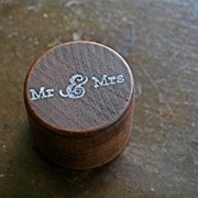 Шкатулка для свадебных колец “Mr & Mrs“ фотография
