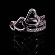 Кольцо для помолвки из серебра “3 сердца“ с драгоценными камнями фото