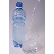 Вода питьевая в бутылках 0,5 фото