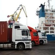 Перевалка грузов с одного вида транспорта на другой фотография