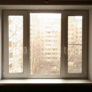 Трехсекционное окно в зал фотография