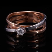 Кольцо для помолвки из золота с драгоценным камнем фотография