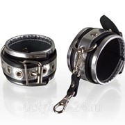 Серебристо-чёрные кожаные наручники фотография